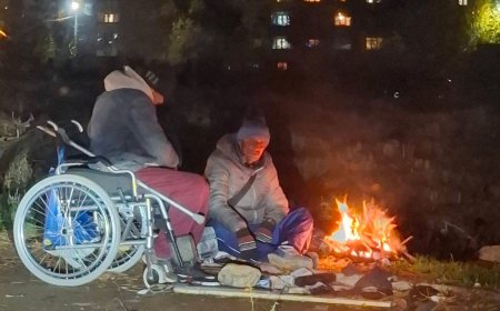 Foc aprins pe trotuar în Arad, risc de incendiu