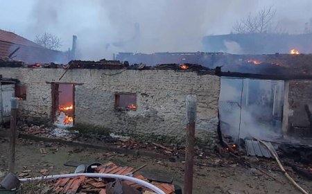 Casă mistuită de flăcări la Giurgiova