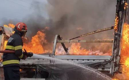 AUTOUTILITARĂ ÎN FLĂCĂRI PE CENTURA CARANSEBEȘULUI