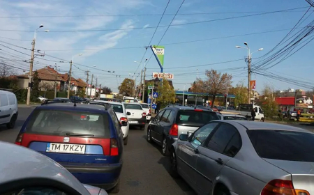 NU A PĂSTRAT DISTANȚA ȘI S-A OPRIT ÎN MAȘINA DIN FAȚĂ