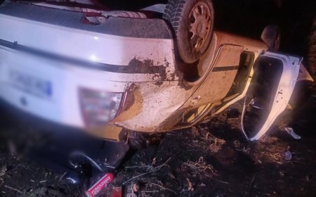 TREI RĂNIȚI DUPĂ CE O MAȘINĂ S-A RĂSTURNAT