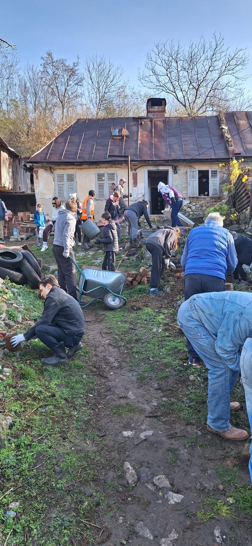 VOLUNTARI AJUTĂ LA REPARAȚIA CASEI PERSOANELOR CU DIZABILITĂȚI ÎN CICLOVA MONTANĂ