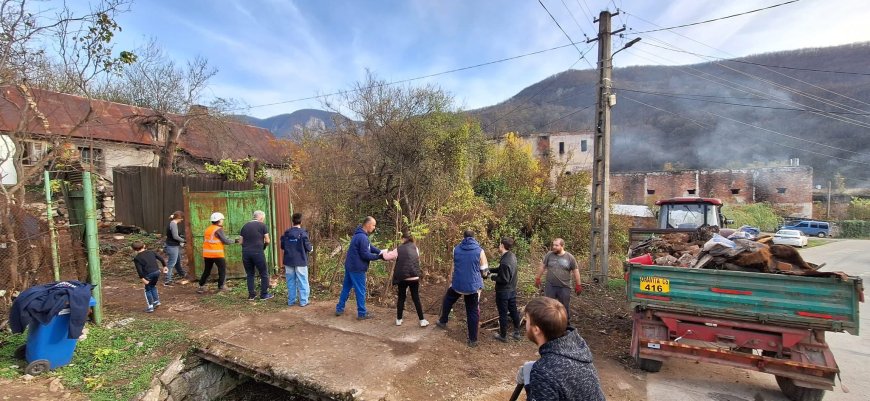 VOLUNTARI AJUTĂ LA REPARAȚIA CASEI PERSOANELOR CU DIZABILITĂȚI ÎN CICLOVA MONTANĂ