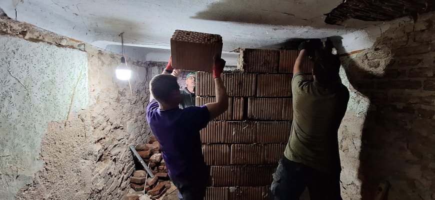 VOLUNTARI AJUTĂ LA REPARAȚIA CASEI PERSOANELOR CU DIZABILITĂȚI ÎN CICLOVA MONTANĂ
