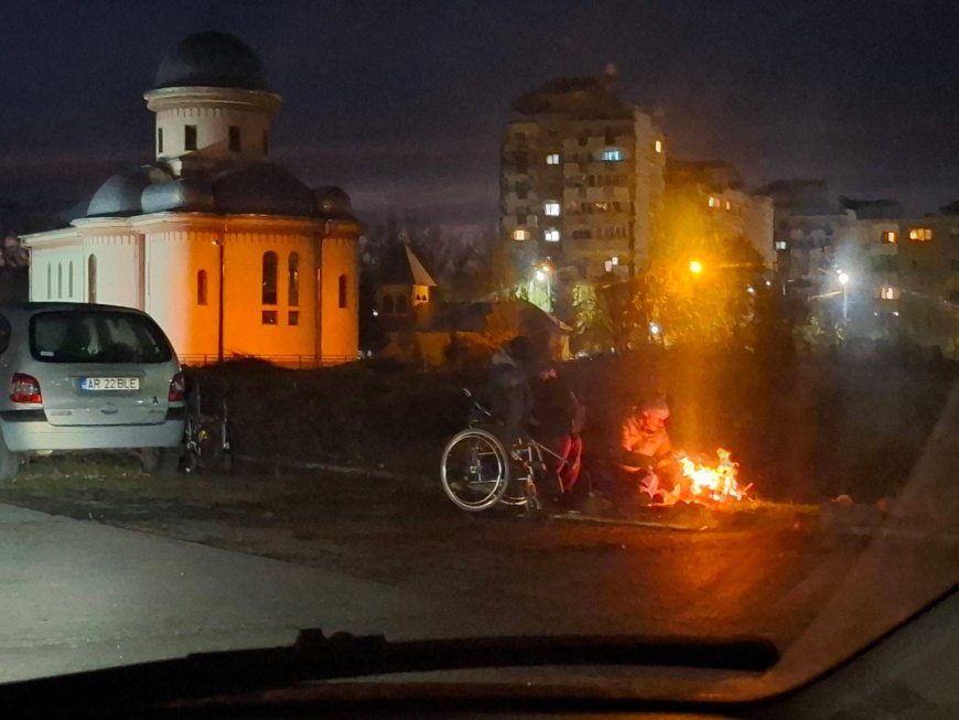 Foc aprins pe trotuar în Arad, risc de incendiu