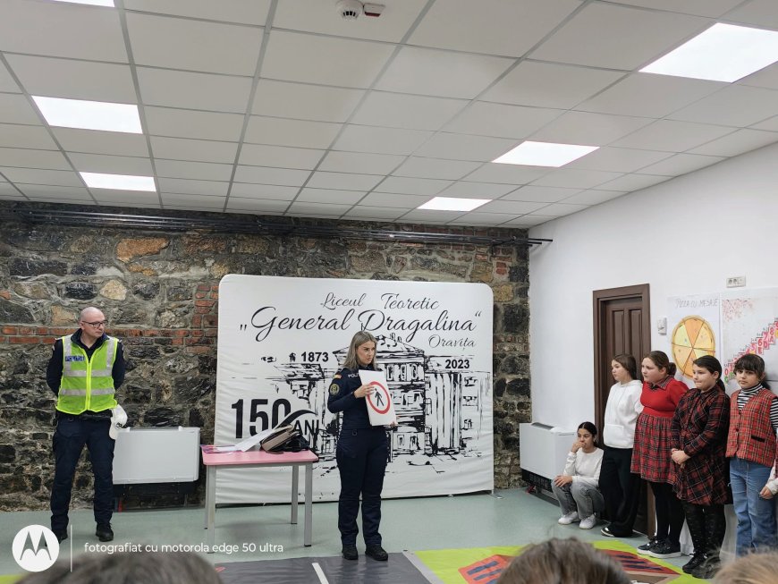 Polițiștii învață elevii din Oravița să circule în siguranță