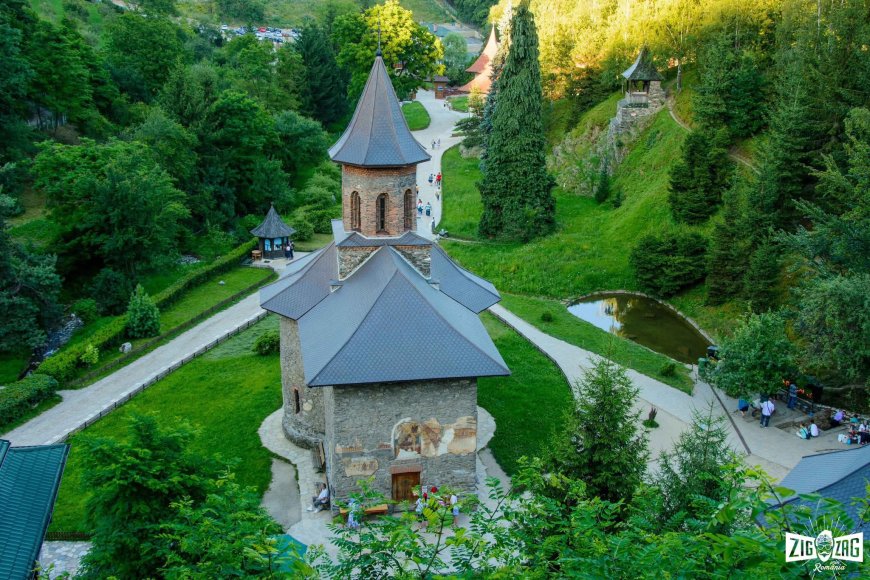 Pelerinaj la Densuș și Mănăstirea Prislop organizat pentru locuitorii din Remetea Mare și Ianova