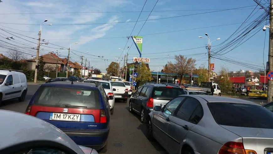NU A PĂSTRAT DISTANȚA ȘI S-A OPRIT ÎN MAȘINA DIN FAȚĂ