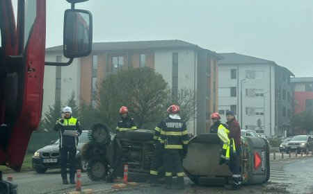 MAȘINA DE SALUBRITATE A PRIMĂRIEI, CU ROȚILE-N SUS