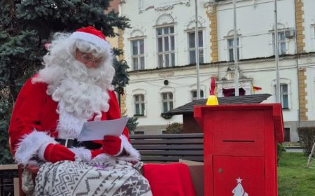 Căsuța lui Moș Crăciun din fața Primăriei Caransebeș îi așteaptă pe copii