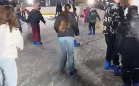 PRIMARUL COSMIN CHIRA LE-A DĂRUIT COPIILOR DIN REMETEA MARE UN PATINOAR