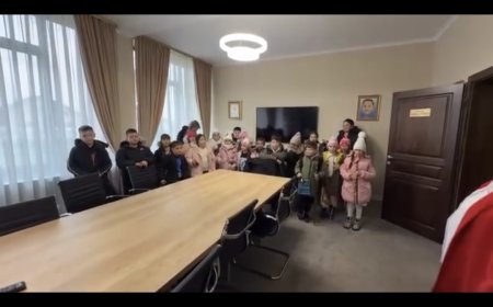MICI COLINDĂTORI AU POPOSIT LA PRIMĂRIA REMETEA MARE