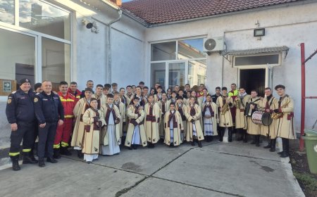 COLINDĂTORII AU AJUNS LA POMPIERII DIN SEBIȘ