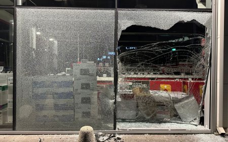 A FĂCUT DRIFTURI PÂNĂ S-A OPRIT ÎN VITRINA UNUI MAGAZIN