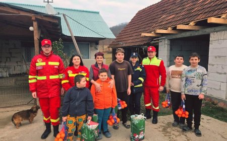 Pompierii hunedoreni aduc Crăciunul în sate izolate