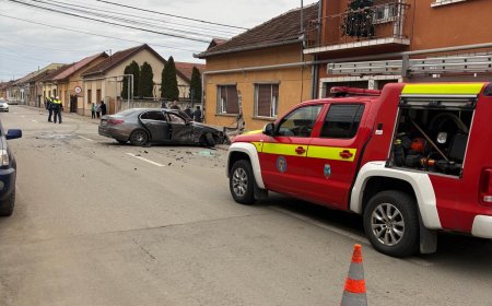Impact violent în Lugoj: mașină aruncată într-un zid, doi tineri la spital