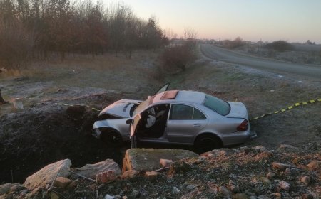UN ȘOFER BEAT A AJUNS CU MAȘINA ÎN ȘANȚ