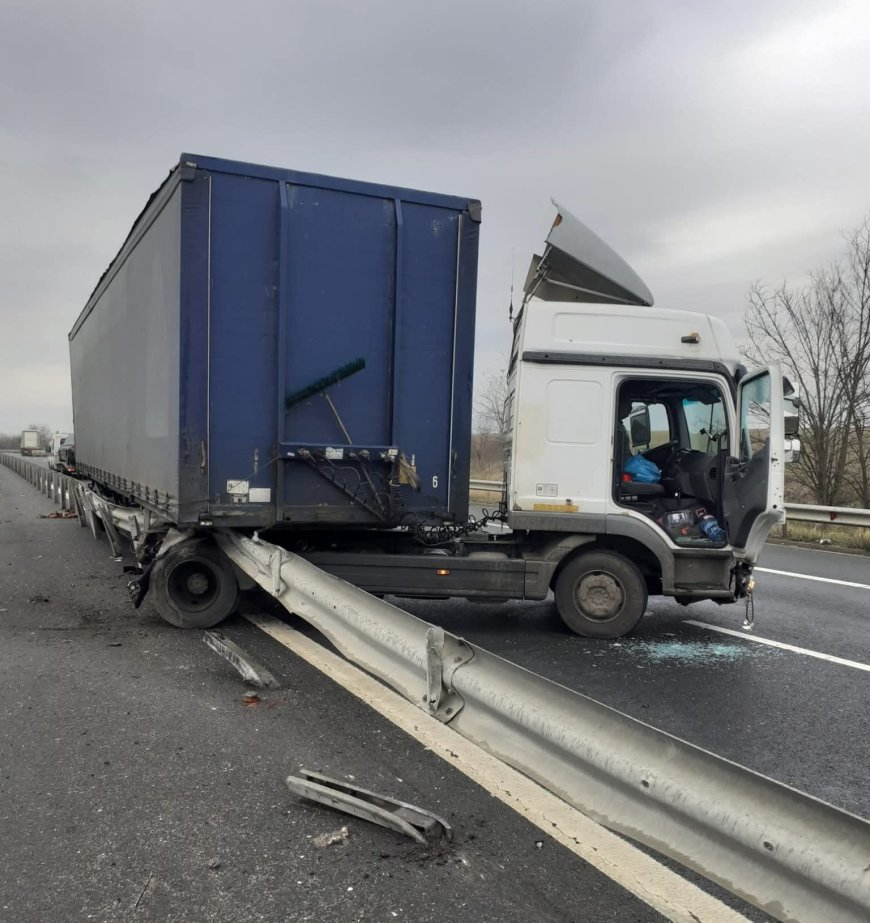 AUTOTREN ÎNFIPT ÎN PARAPET