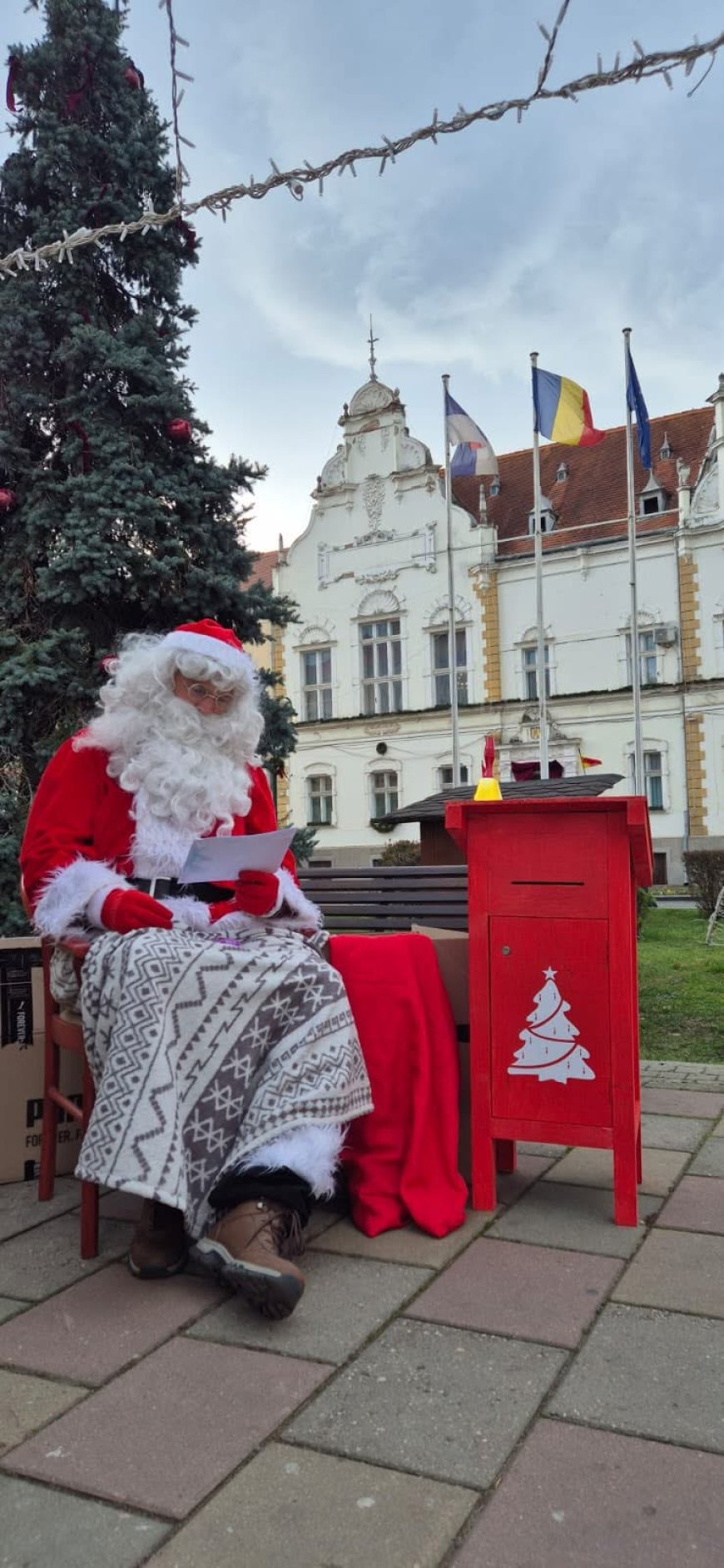 Căsuța lui Moș Crăciun din fața Primăriei Caransebeș îi așteaptă pe copii
