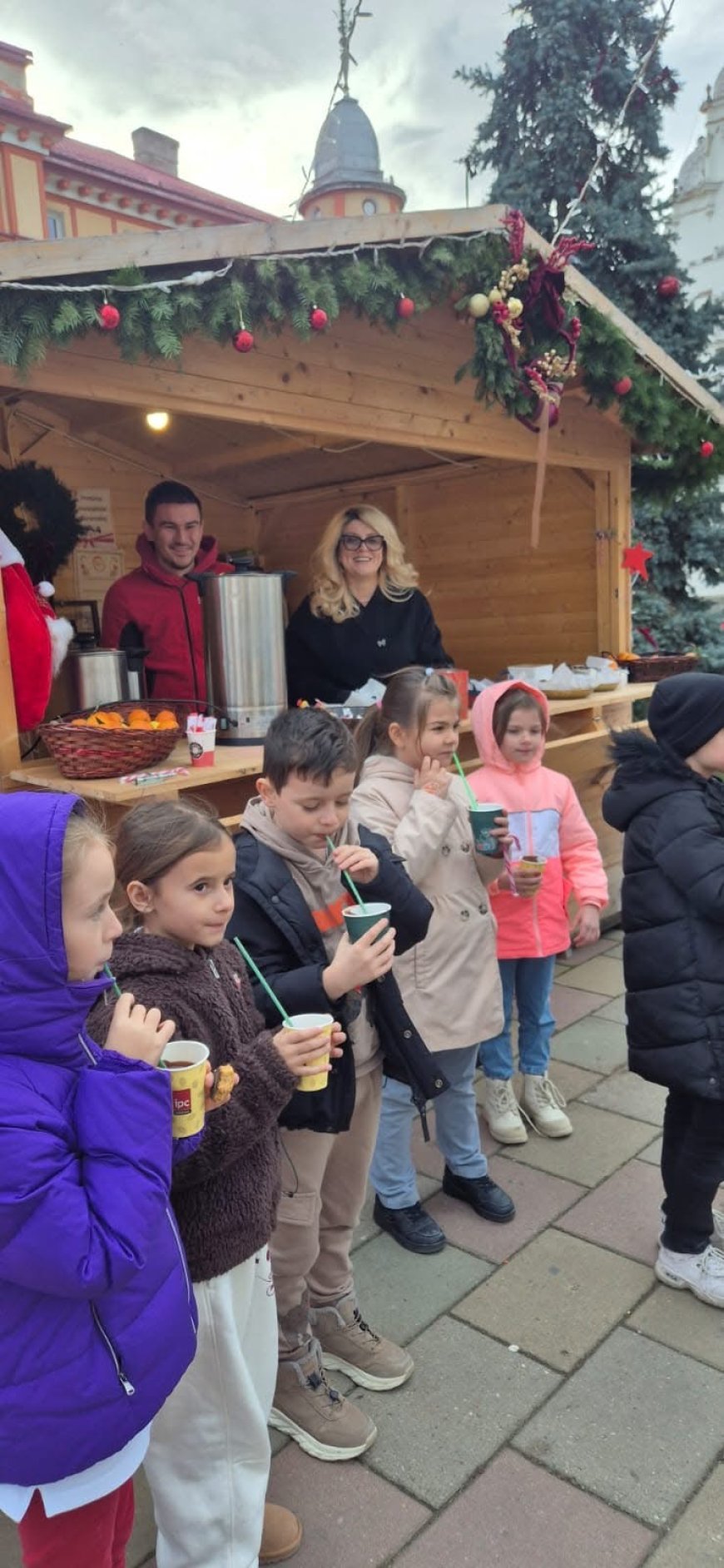 Căsuța lui Moș Crăciun din fața Primăriei Caransebeș îi așteaptă pe copii