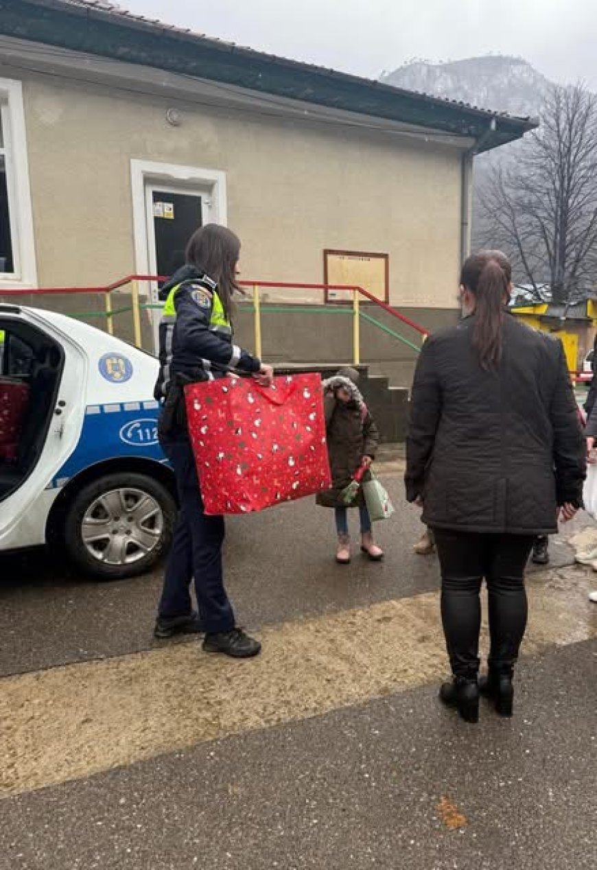 POLIȚIȘTII DIN BĂILE HERCULANE ADUC ZÂMBETE COPIILOR