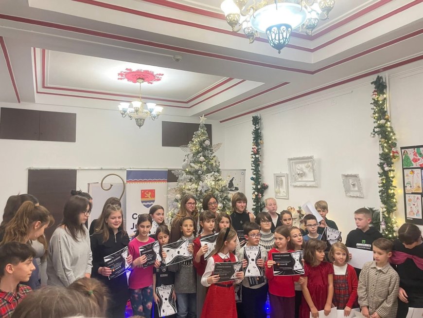 Expoziție între anotimpuri în foaierul Teatrului Merlin
