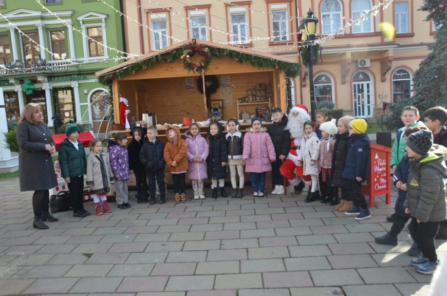 COLINDĂTORII ÎL VIZITEAZĂ PE MOȘ CRĂCIUN