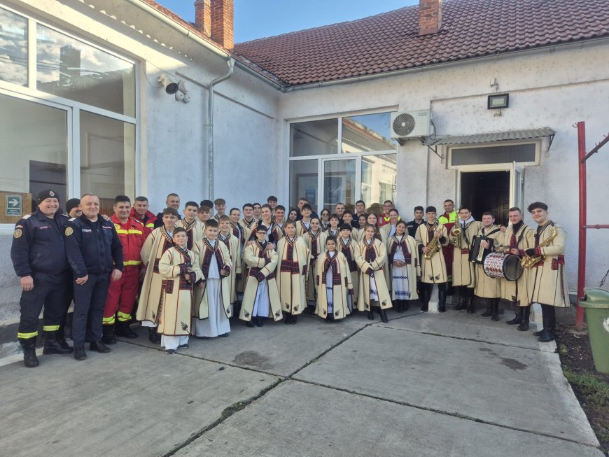 COLINDĂTORII AU AJUNS LA POMPIERII DIN SEBIȘ