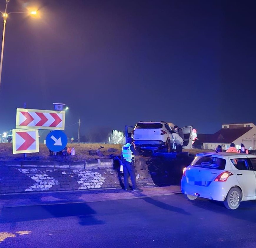 UN ȘOFER A ESCALADAT SENSUL GIRATORIU