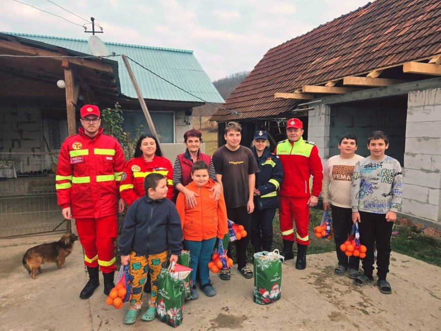 Pompierii hunedoreni aduc Crăciunul în sate izolate