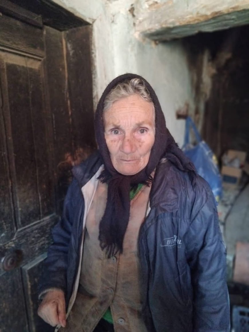 MAMA CHIVA - ÎI PLOUĂ ÎN CASĂ. UȘA NU SE MAI ÎNCHIDE. POARTA ABIA MAI STĂ