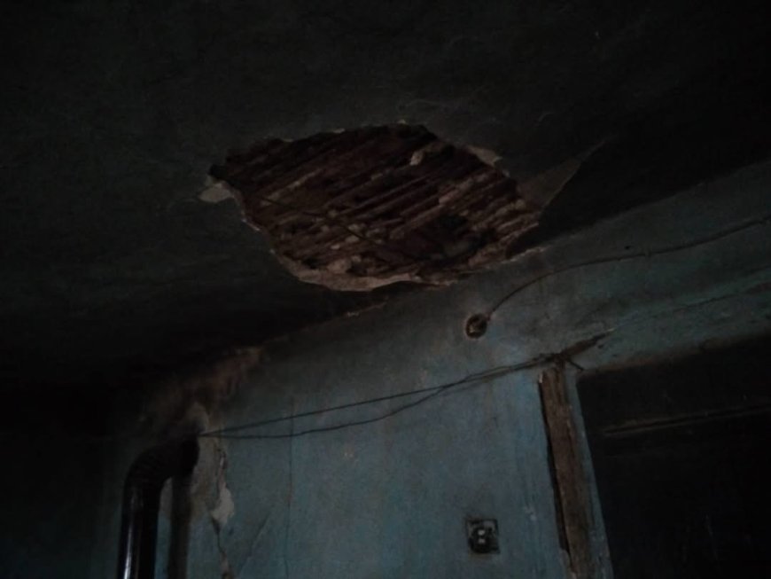 MAMA CHIVA - ÎI PLOUĂ ÎN CASĂ. UȘA NU SE MAI ÎNCHIDE. POARTA ABIA MAI STĂ