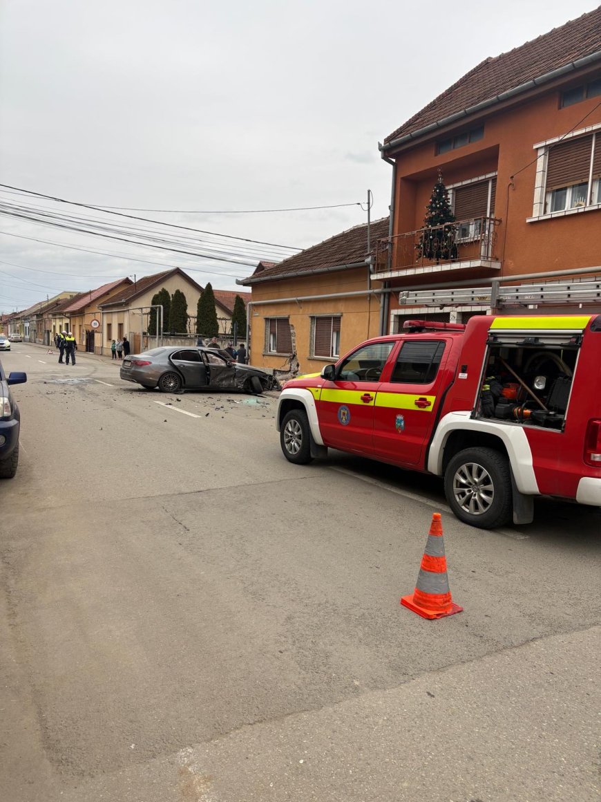 Impact violent în Lugoj: mașină aruncată într-un zid, doi tineri la spital