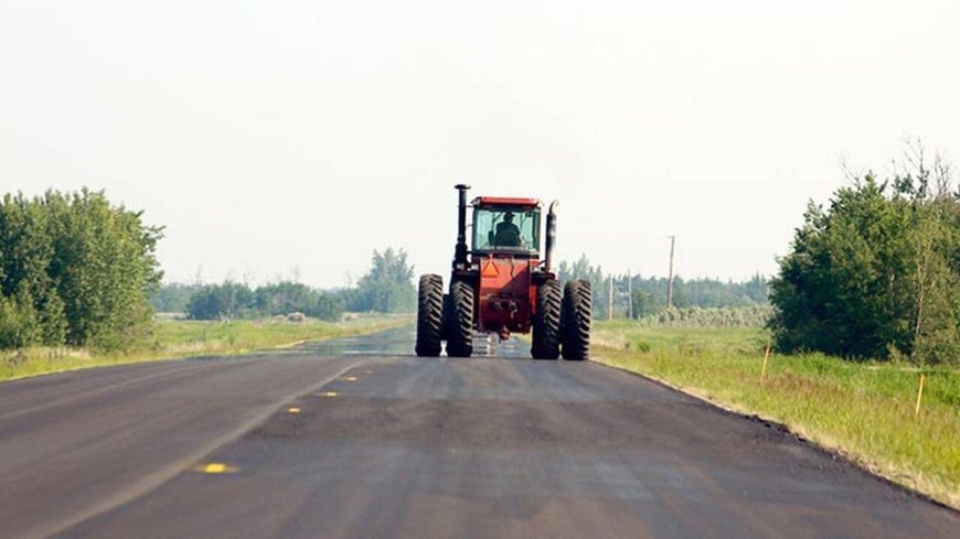 A BĂUT ȘI A PLECAT CU TRACTORUL PRIN SATCHINEZ