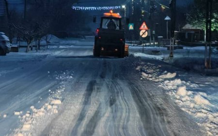 SE ACȚIONEAZĂ ZI ȘI NOAPTE ÎN SÂNMIHAIU ROMÂN PENTRU ÎNDEPĂRTAREA ZĂPEZII