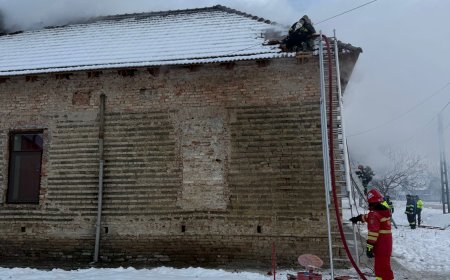 INCENDIU! ACOPERIȘ CUPRINS DE FLĂCĂRI!