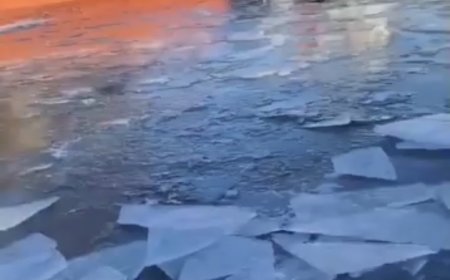 VIDEO | Pod de gheață spart pe Canalul Bega pentru prevenirea blocajelor