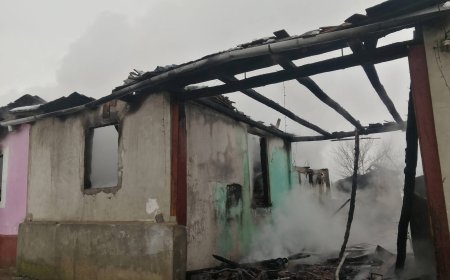 UN INCEDIU DEVASTATOR A LĂSAT O FAMILIE FĂRĂ CASĂ