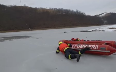 Pompierii din Reșița exersează salvarea pe lacuri înghețate
