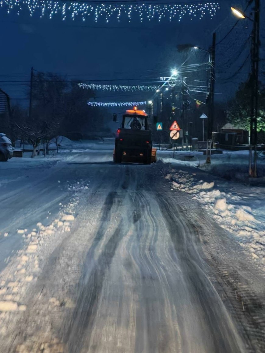 SE ACȚIONEAZĂ ZI ȘI NOAPTE ÎN SÂNMIHAIU ROMÂN PENTRU ÎNDEPĂRTAREA ZĂPEZII
