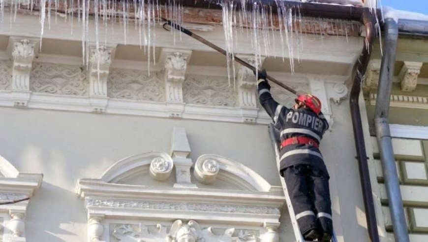 ATENȚIE LA ȚURȚURII DE GHEAȚĂ DE PE CLĂDIRI!