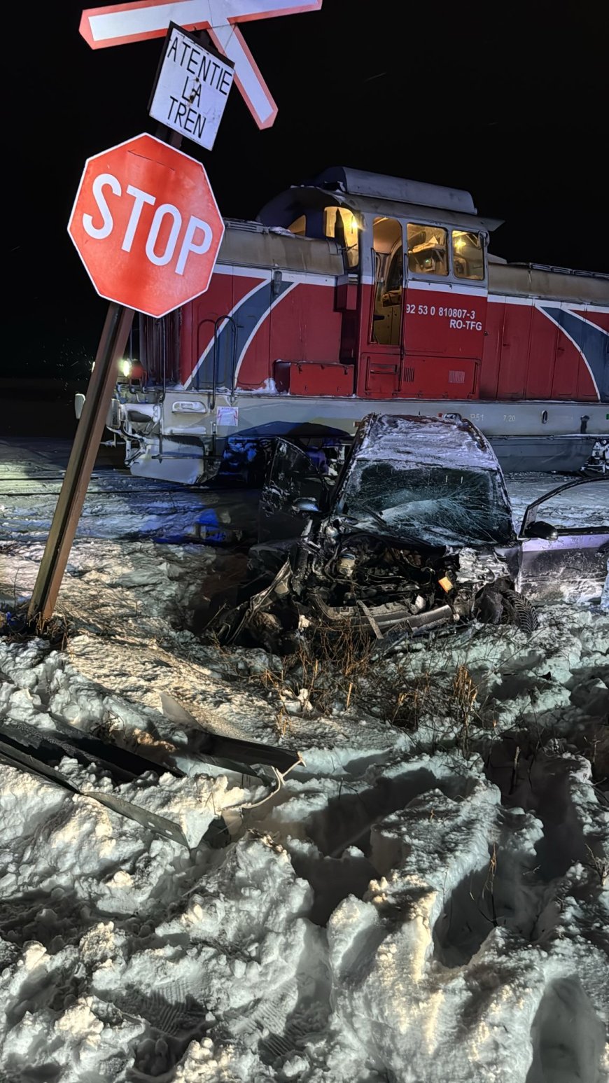 TÂNĂR DE 21 DE ANI, LOVIT DE O LOCOMOTIVĂ LA O TRECERE DE CALE FERATĂ