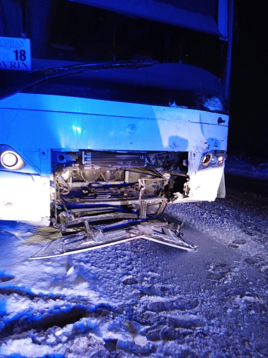ACCIDENT GRAV ÎN TIMIŞ! IMPACT VIOLENT ÎNTRE O MAȘINA ȘI UN AUTOBUZ