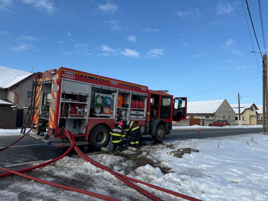 INCENDIU! ACOPERIȘ CUPRINS DE FLĂCĂRI!
