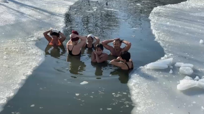 Temerari la Giroc: Baie în apă înghețată la -8°C