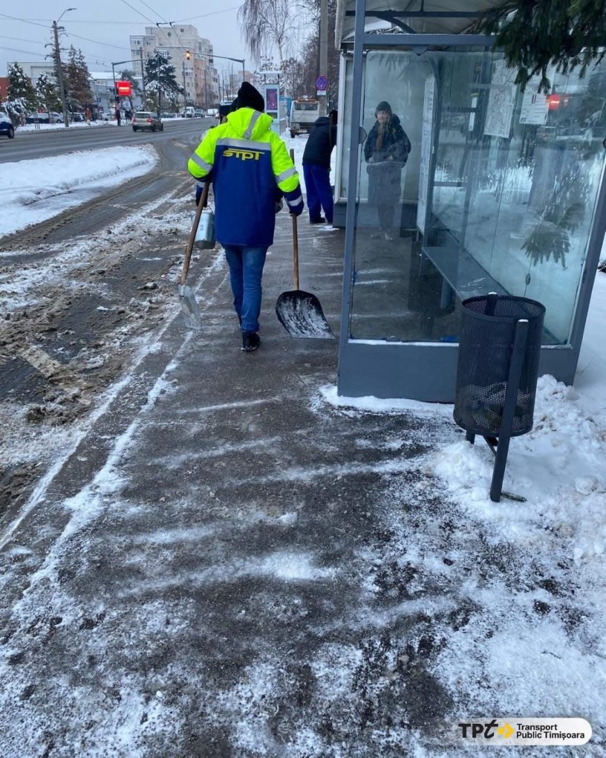 Echipele STPT deszăpezesc stațiile de transport public