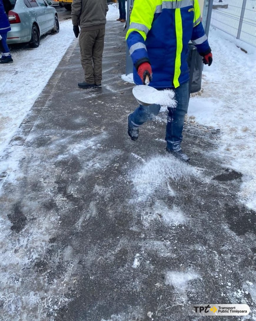 Echipele STPT deszăpezesc stațiile de transport public