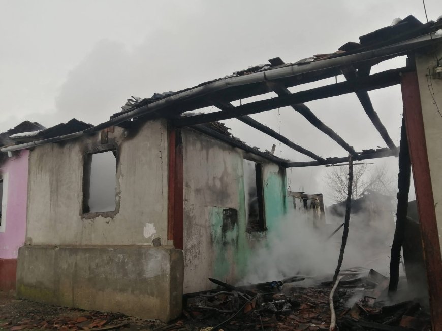 UN INCEDIU DEVASTATOR A LĂSAT O FAMILIE FĂRĂ CASĂ