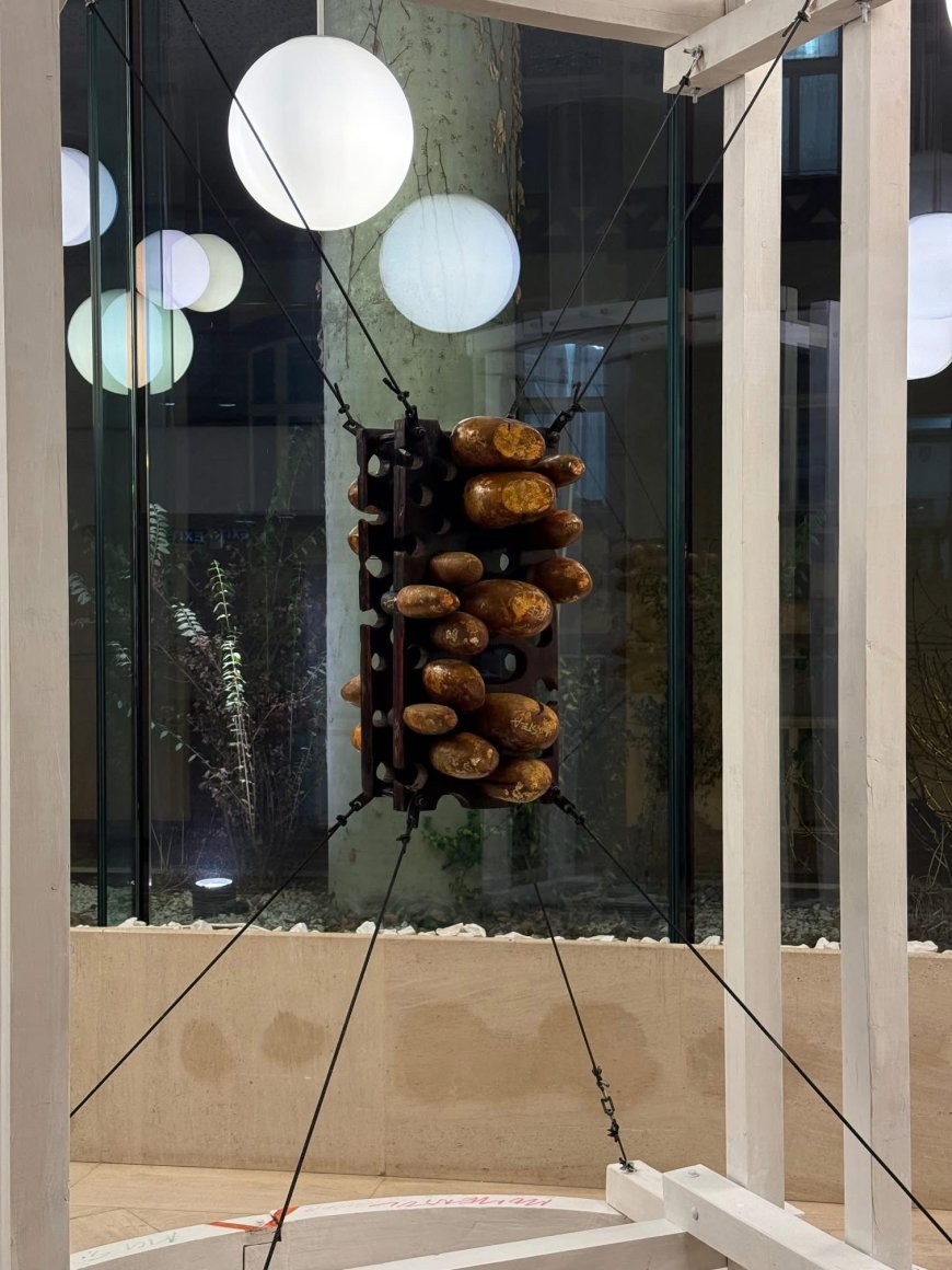 Bata Marianov oferă Consiliului Județean Timiș sculptura „Hambar de sori”