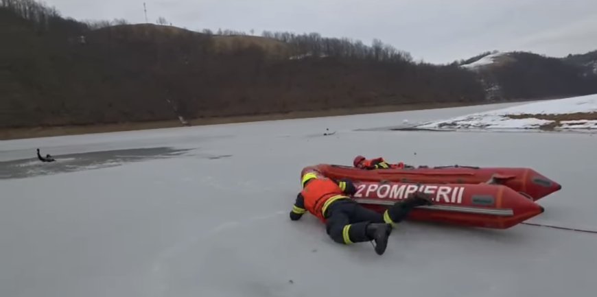 Pompierii din Reșița exersează salvarea pe lacuri înghețate